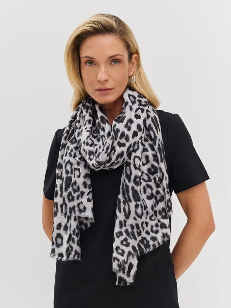 Тонкий палантин с анималистичным принтом