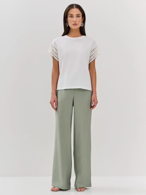 Футболка с кружевными рукавами