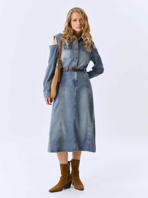 Джинсовое платье с вырезами на плечах