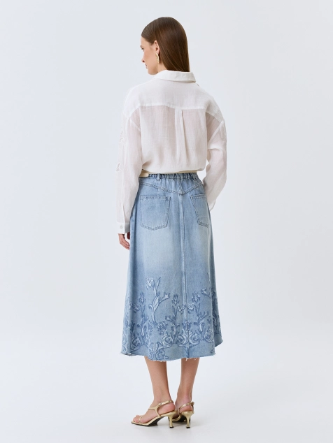 Джинсовая юбка с цветочной вышивкой