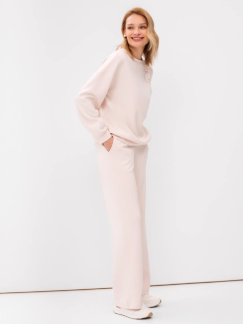 Джемпер с разрезом на плече и вышивкой