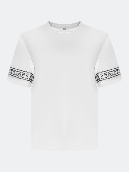 Футболка с декором на рукавах