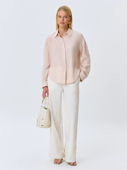 Блузка с акцентной вышивкой