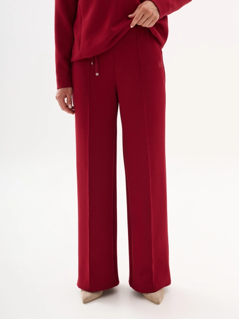 Трикотажные брюки с минималистичной вышивкой