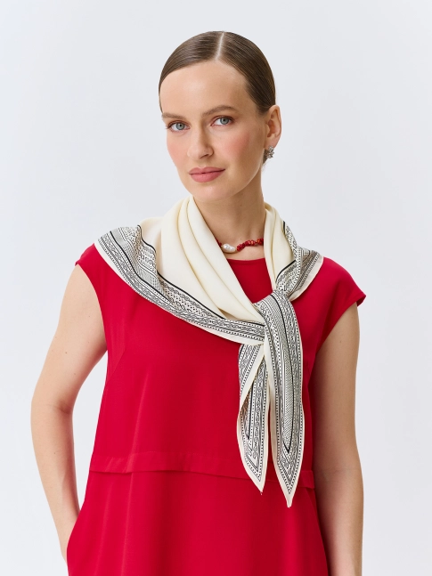 Тонкая косынка с монохромным принтом