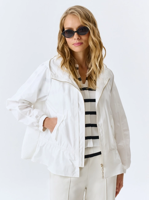 Легкая ветровка с капюшоном