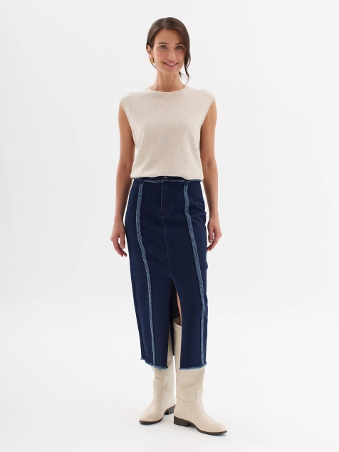 Джинсовая юбка с актуальными рельефами и разрезом