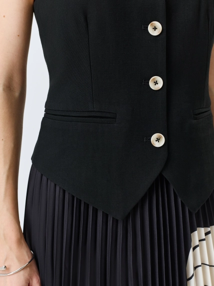 Жилет с контрастными пуговицами