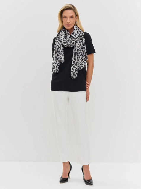 Тонкий палантин с анималистичным принтом