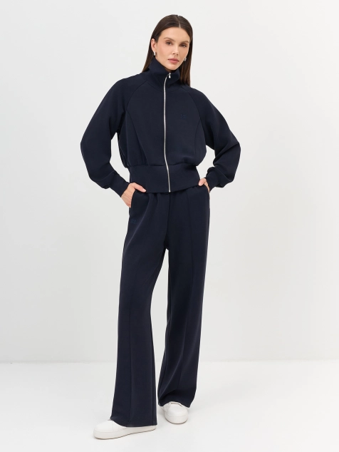 Укороченный бомбер с высоким воротником