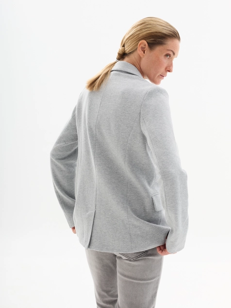 Трикотажный жакет с акцентной брошью