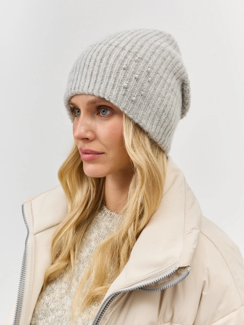 Шапка в рубчик с акцентным декором