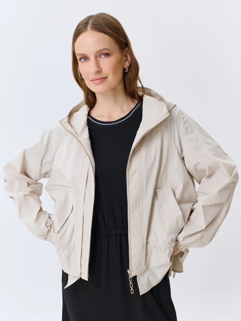 Легкая ветровка с капюшоном