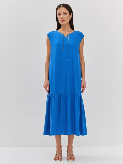 Яркое платье с декором по горловине