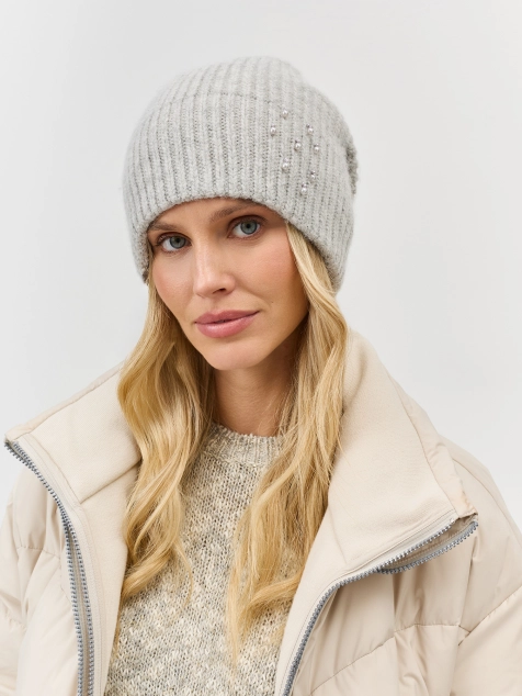 Шапка в рубчик с акцентным декором