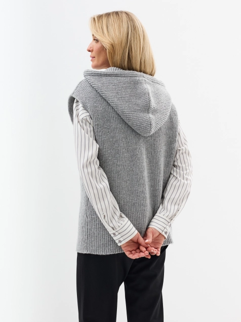 Вязаный жилет с капюшоном