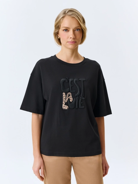 Футболка с объемной вышивкой