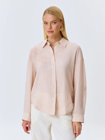 Блузка с акцентной вышивкой