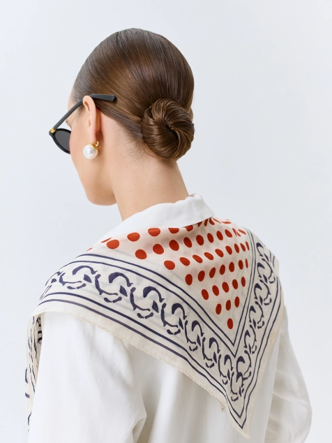 Шейный платок в яркий горошек