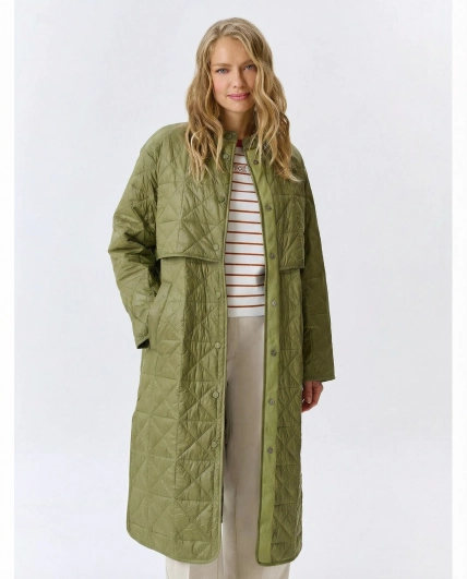 Тонкое пальто с фигурной стежкой