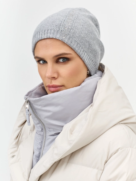 Шапка с декором из мерцающих страз 