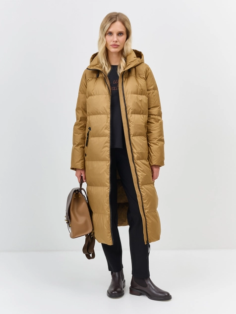 Стеганое пальто с контрастной фурнитурой