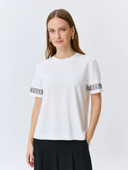 Футболка с декором на рукавах