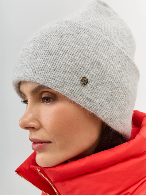 Шапка в рубчик с декором