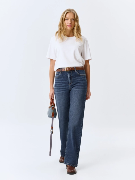 Футболка с ажурной аппликацией