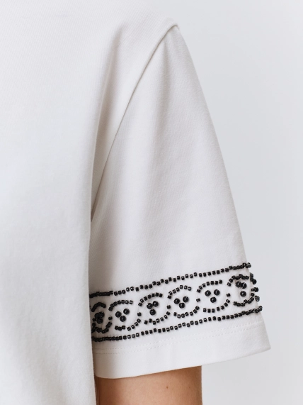 Футболка с декором на рукавах