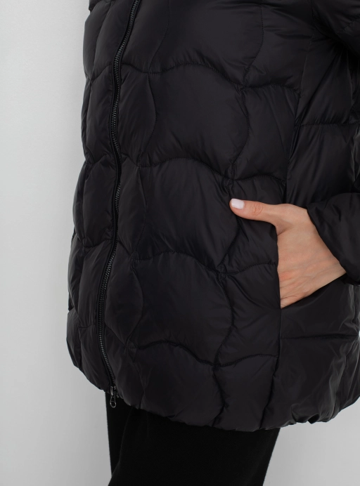 Укороченная куртка с фигурной стежкой и натуральным утеплителем