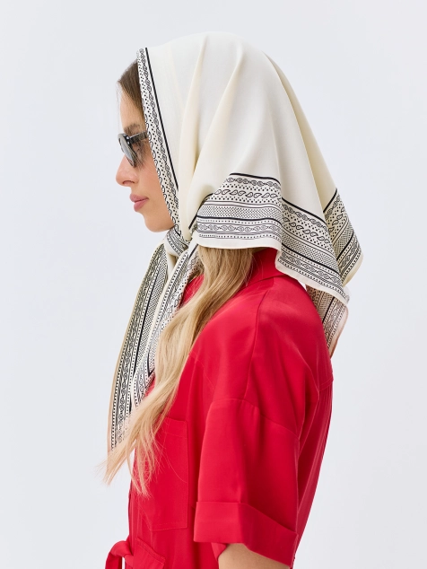 Тонкая косынка с монохромным принтом