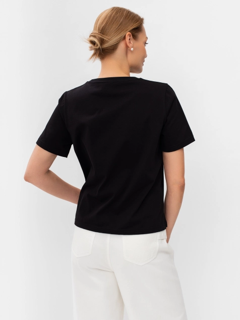 Футболка с акцентным принтом из бусин