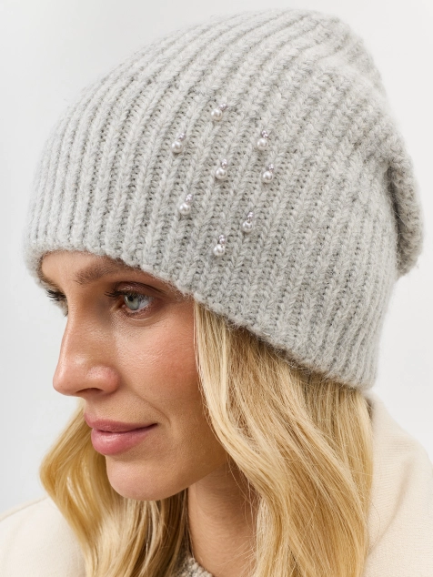 Шапка в рубчик с акцентным декором