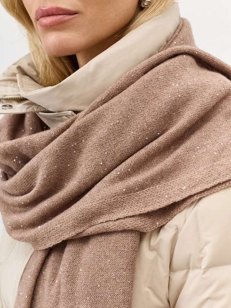 Вязаный шарф с деликатными пайетками