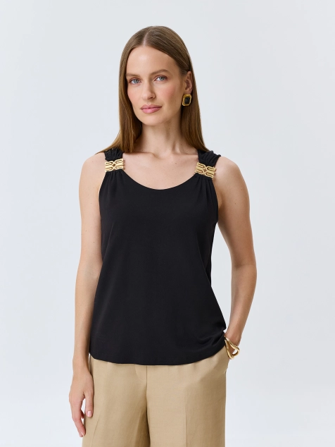 Трикотажный топ с акцентным декором