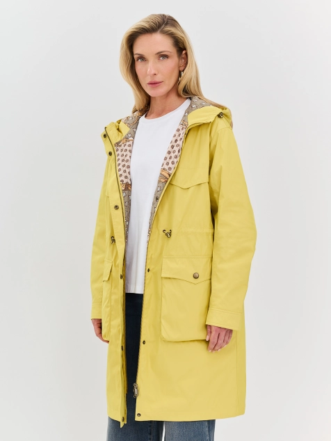 Яркая парка с капюшоном