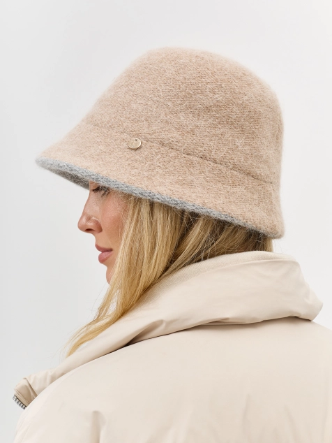 Вязаная шляпа с ангорой