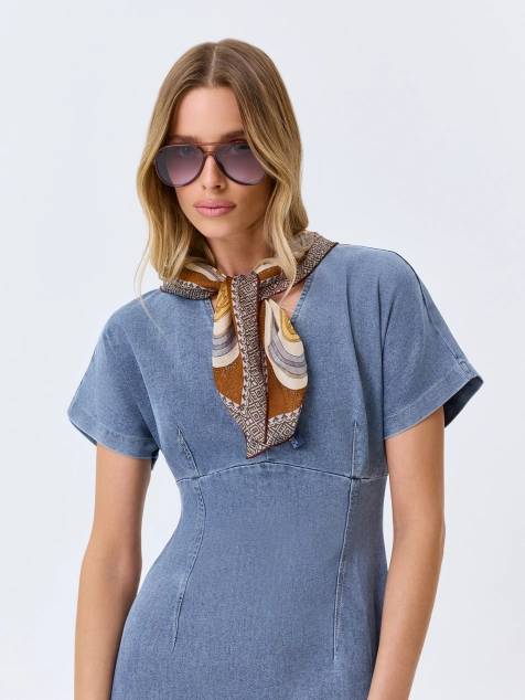 Яркий шелковый платок 