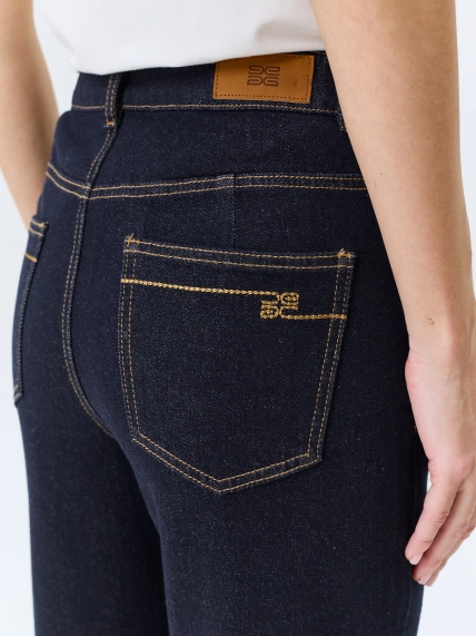 Классические темно-синие джинсы