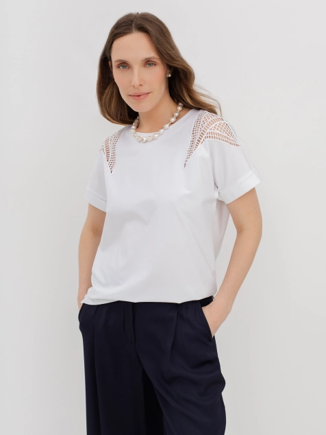 Футболка с акцентом на плечах