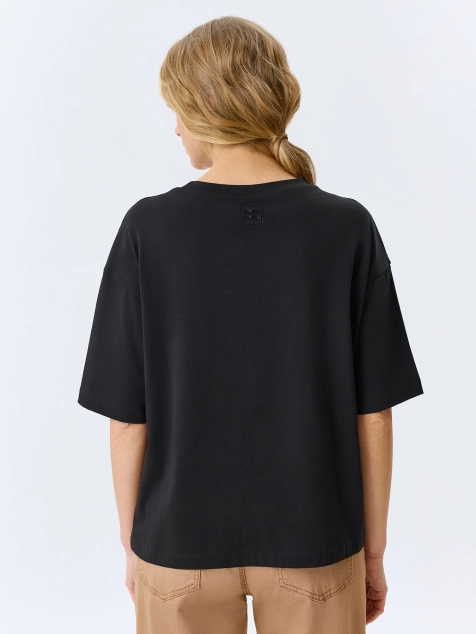 Футболка с объемной вышивкой