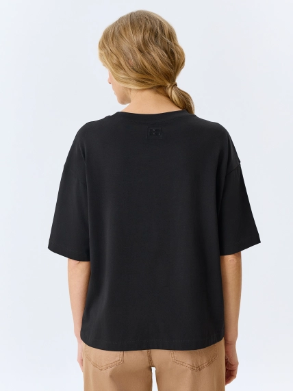 Футболка с объемной вышивкой