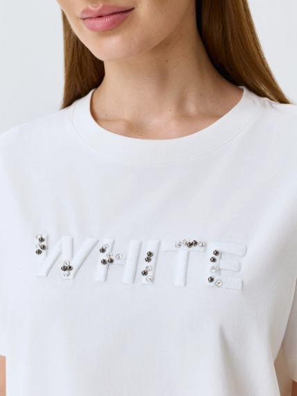 Футболка с объемной вышивкой