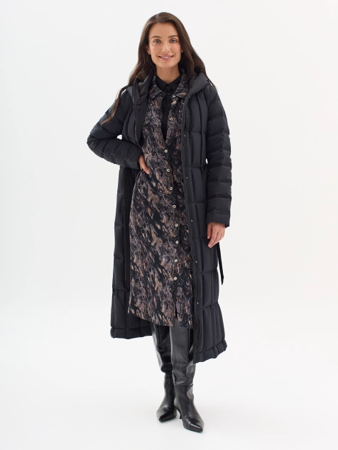 Удлиненный пуховик с вертикальной стежкой