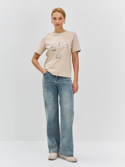 Джинсы с вышивкой на кармане