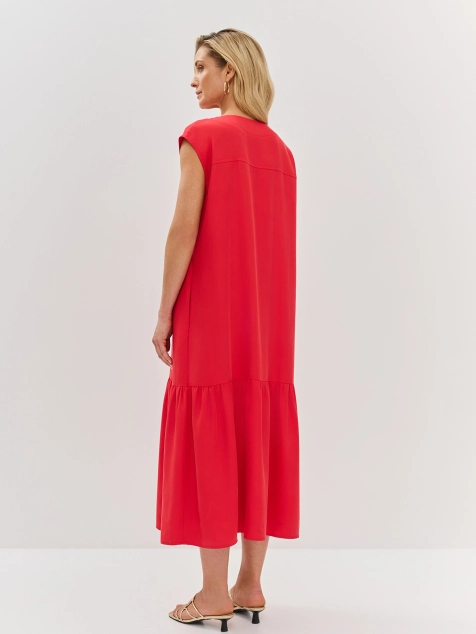 Яркое платье с декором по горловине