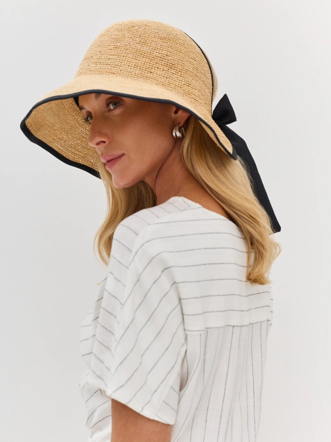 Шляпа из рафии с вырезом сзади