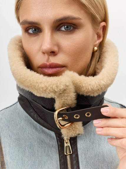 Утепленная джинсовая куртка с меховыми деталями