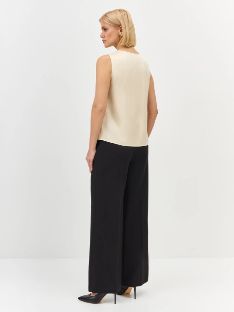 Широкие брюки с мягкими стрелками